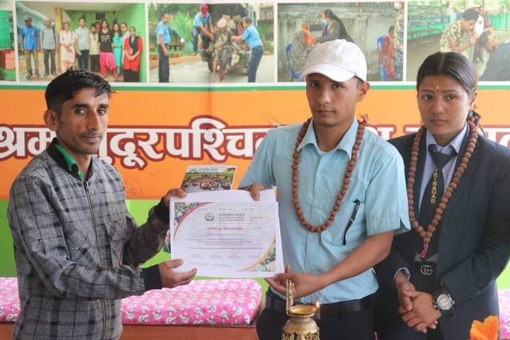 धनगढीका पत्रकार ऐडिद्धारा मानव सेवा आश्रममा दिवा खाना सहयोग