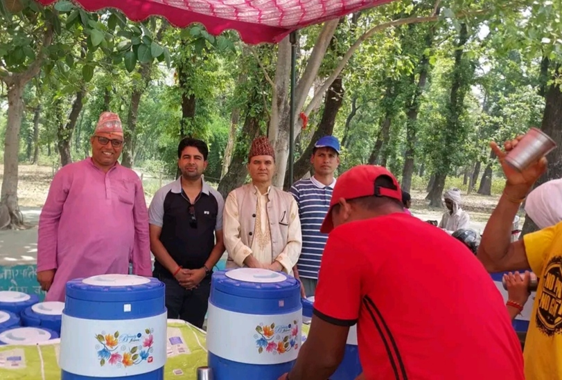 धनगढीको जाखौर ताल चोकमा नि:शुल्क चिसो पानी वितरण गरिँदै 