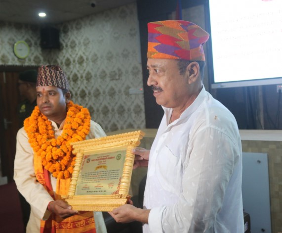 धनगढी उपमहानगरपालिकाद्धारा आचार्य दमाईलाई सम्मान