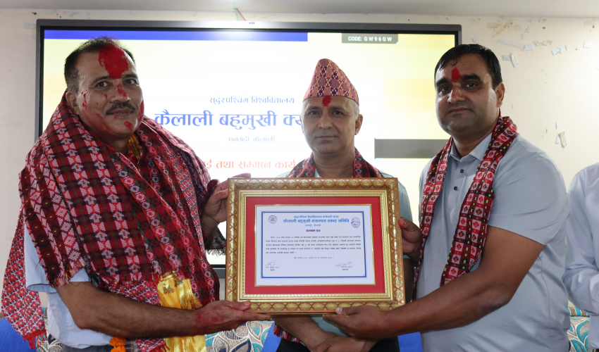 कैलाली बहुमुखी क्याम्पसका क्याम्पस प्रमुख भट्टको एक कार्यक्रम का बिच बिदाइ