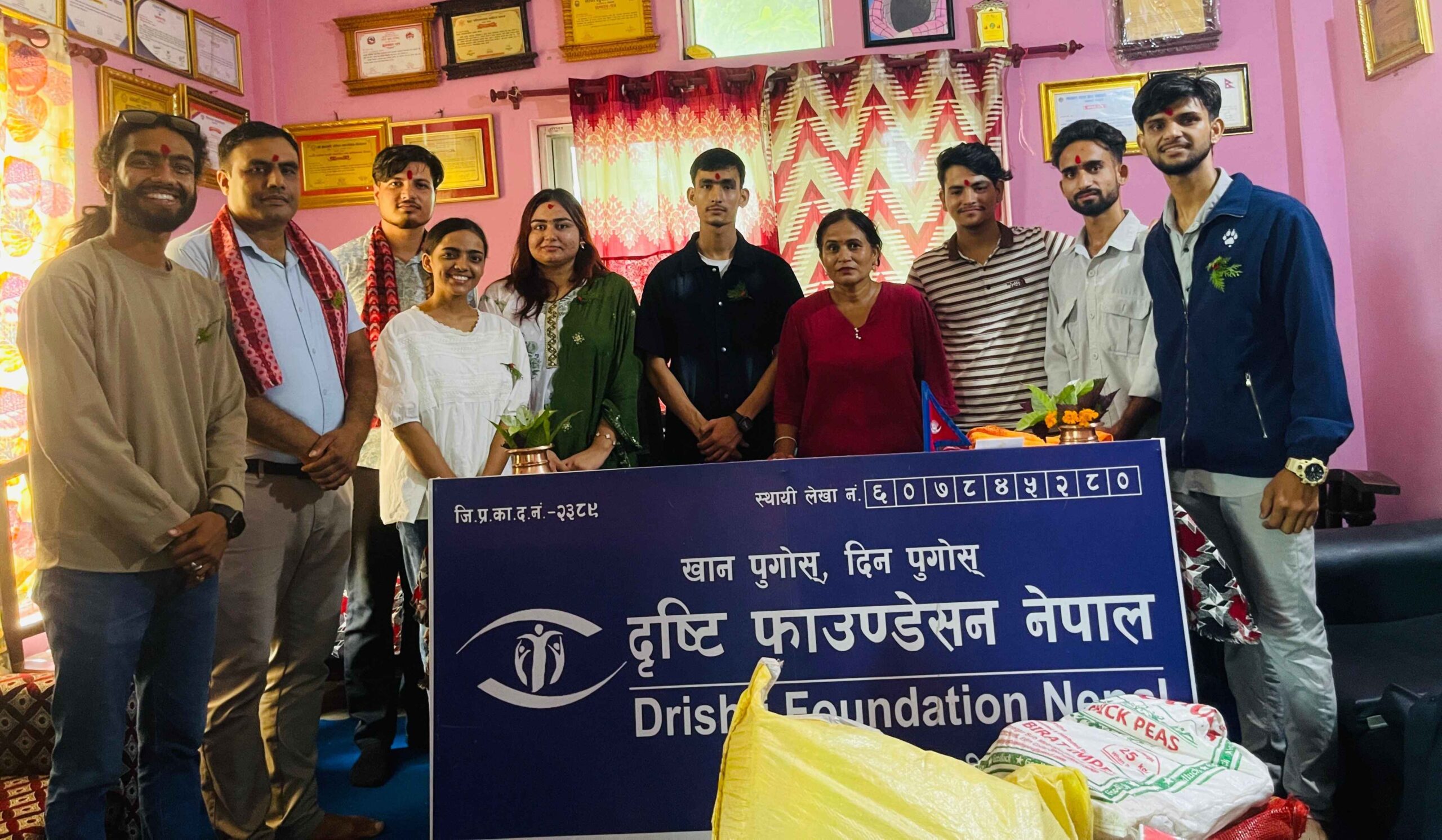 केएमसीका विद्यार्थीहरुद्वारा  पुरस्कार जितेकाे रकम दृष्टि फाउन्डेसनलाई सहयोग